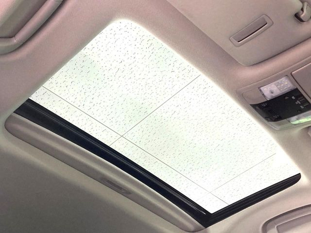 【サンルーフ】ボタンひとつで開閉可能!開放感たっぷりのサンルーフが装着されています!車内に明かりを取り入れたり景色を楽しむ以外にも、よどみがちな車内の空気も簡単に換気できて快適です!