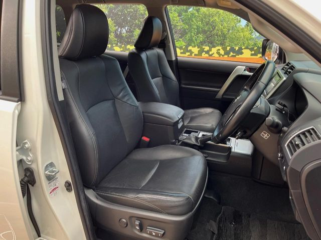 【黒革シート】上質な本革を使用し、高級感あふれる黒革シート。常に体に触れる部分だから、座り心地の良さにはこだわりたいですね♪汚れの付着や劣化を抑制する内装コーティング施工もおススメですよ♪