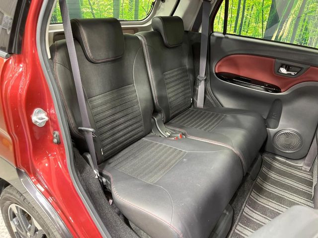 後部座席も気になるようなキズ・汚れやへたり等、大きなダメージはなく、良好な状態です。