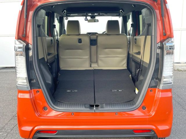 後席を格納すると、これだけの広さが!シーンに合わせたシートアレンジで、大きな荷物も積むことが出来ます♪