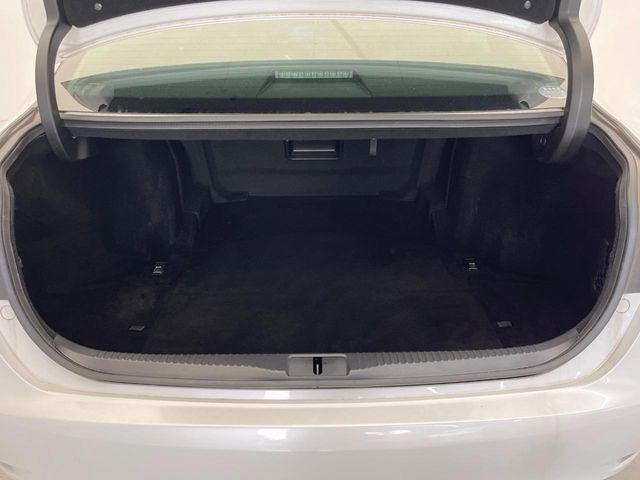 積み下ろしのしやすいデッキにはたっぷりと荷物を積み込んでいただけます。遊びから仕事まで、様々なシーンで頼れます♪