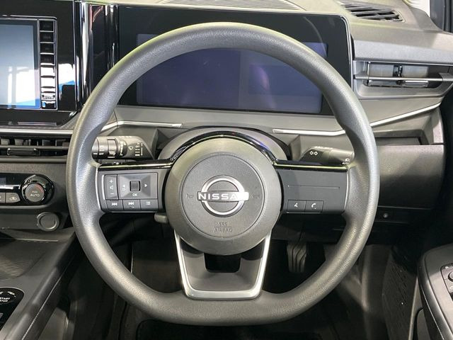 �C���e���A�ɍ��킹���f�U�C���̃X�e�A�����O�́A�^�]�������̂��Ƃ��l���A�^�]���₷���`��A�傫���ł��B�����x�A���ۂɐG���Ă��m���߂��������B