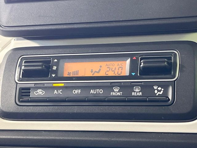 【オートエアコン】一度お好みの温度に設定すれば、車内の温度を検知し風量や温度を自動で調整。暑い…寒い…と何度もスイッチ操作をする必要はありません。快適な車内空間には必須の機能ですね♪