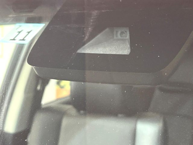 【トヨタセーフティセンス】走行中に前方の車両等を認識し、衝突しそうな時は警報とブレーキで衝突回避と被害軽減をアシスト。より安全にドライブをお楽しみいただけます。