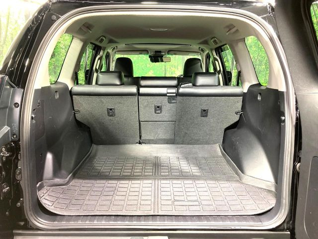後席を格納すると、これだけの広さが!シーンに合わせたシートアレンジで、大きな荷物も積むことが出来ます♪