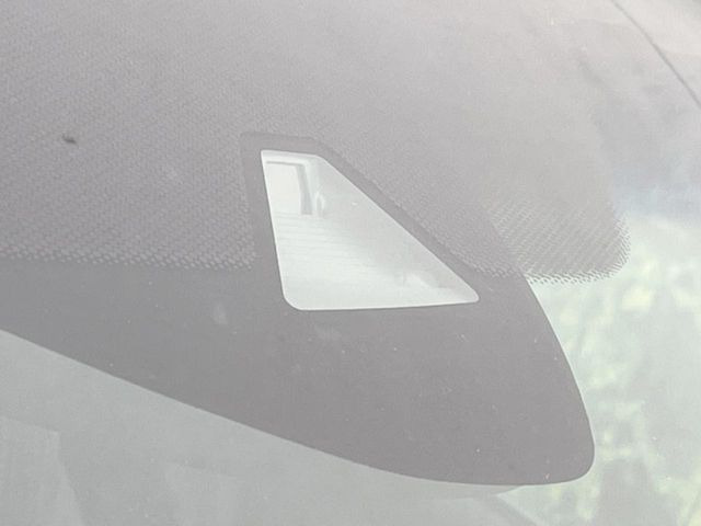 【ホンダセンシング】走行中に前方の車両等を認識し、衝突しそうな時は警報とブレーキで衝突回避と被害軽減をアシスト。より安全にドライブをお楽しみいただけます。