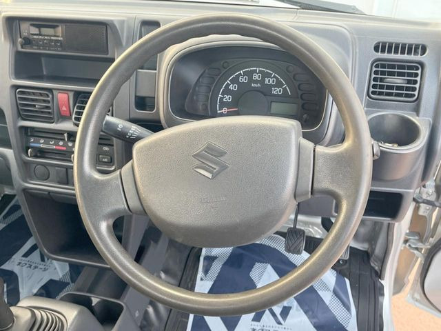 インテリアに合わせたデザインのステアリングは、運転される方のことも考え、運転しやすい形状、大きさです。是非一度、実際に触ってお確かめください。