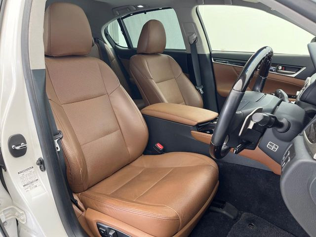 【本革シート】上質な本革を使用し、高級感あふれる本革シート。常に体に触れる部分だから、座り心地の良さにはこだわりたいですね♪汚れの付着や劣化を抑制する内装コーティング施工もおススメですよ♪