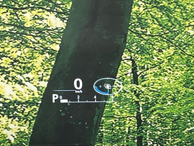 【ヘッドアップディスプレイ】現在の速度や走行情報をデジタル表示で運転席前方のガラスに投影!運転中、目線をずらさず必要な情報を確認できるのでとっても便利で安心!