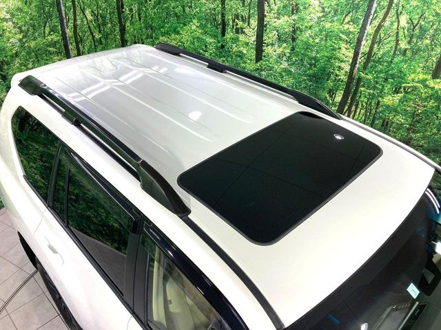 【サンルーフ】開放感たっぷりの希少装備、サンルーフが装着されています!車内に明かりを取り入れたり景色を楽しむ以外にも、車内の空気も簡単に換気できて快適です!