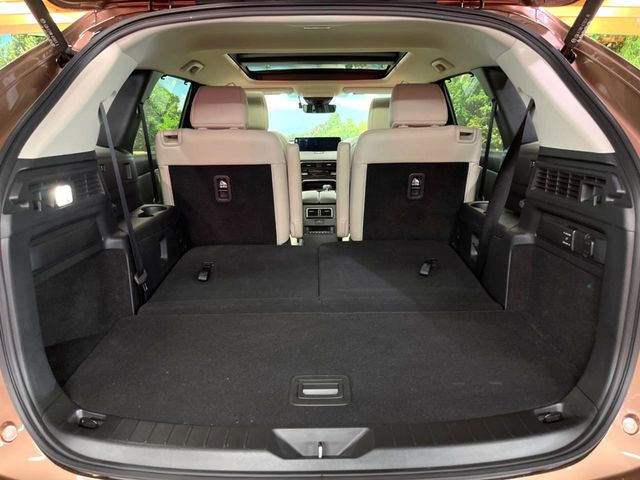 ���i�̂���������ʋ΁A���}���ɏ\���ȉ׎��X�y�[�X���m�ۂ��Ă���܂��B�Z�J���h�V�[�g��|���ƁA�傫�ȉו��̐ύڂ��\�ł���