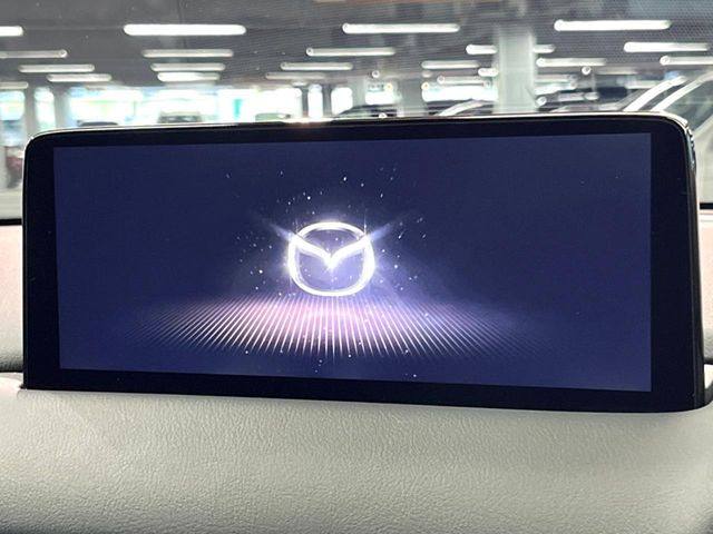 【10.25インチマツダコネクト】車内の雰囲気にマッチした大型ディスプレイ。スマホ接続でのナビ使用やBluetooth再生等、様々な機能が楽しめます。直感的なダイヤル操作が可能で、使い勝手も良好です。