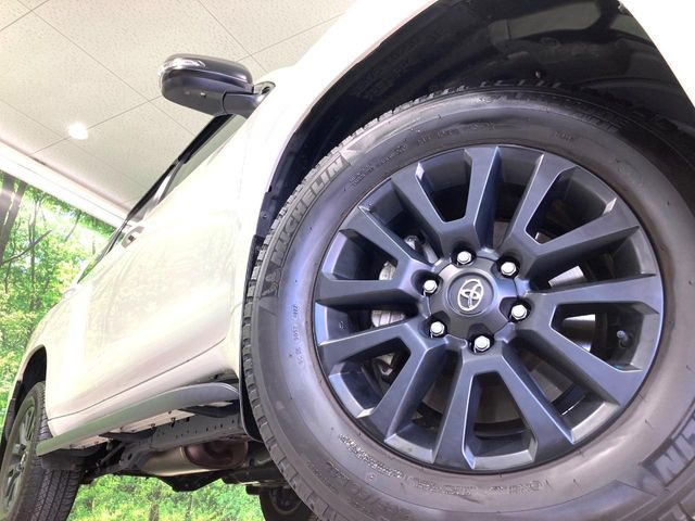 【純正18インチアルミホイール】外観にマッチした純正アルミホイールを装着しております。各種社外アルミホイールや、スタッドレスタイヤも取扱いしております。是非ご相談くださ