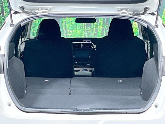 ���i�̂���������ʋ΁A���}���ɏ\���ȉ׎��X�y�[�X���m�ۂ��Ă���܂��B�Z�J���h�V�[�g��|���ƁA�傫�ȉו��̐ύڂ��\�ł���