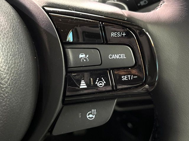 【アダプティブクルーズコントロール】高速道路での長距離走行が楽に!!自動で速度を保つクルーズコントロールが、衝突軽減システムと連携し、前方の車両を感知して車間を保つように速度調節してくれます!!