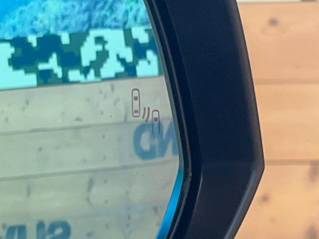 【ブラインドスポットモニター】走行中、ドアミラーの死角になりやすい箇所に後続車が接近するとサイドミラーのレンズに警告を表示!ドライバーに注意喚起をしてくれます。