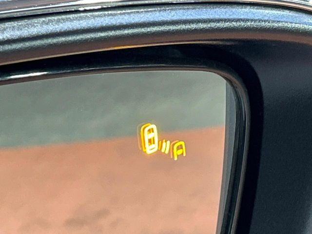 【ブラインドスポットワーニング】走行中、ドアミラーの死角になりやすい箇所に後続車が接近するとサイドミラー付近に警告を表示、ドライバーに注意喚起をしてくれます。