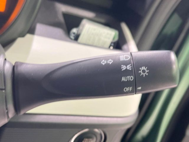 【オートライト】周りの明るさに応じて自動でヘッドライトの点灯・消灯ができる機能です!ライトの付け忘れ・消し忘れなどが無くなり、雨の日や夕方の走行も安心!トンネル通過時も便利ですね♪