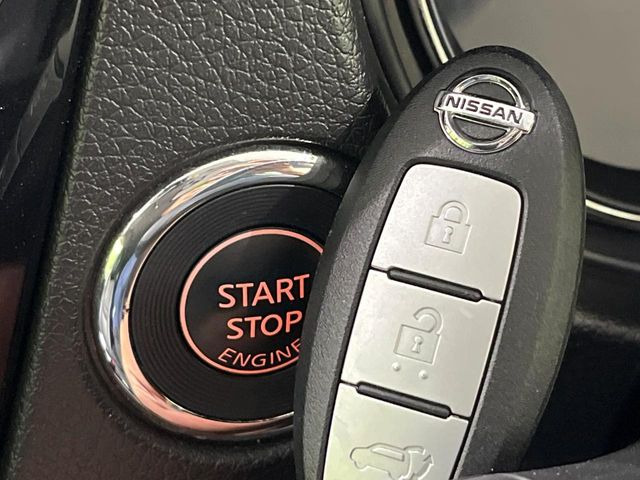 【インテリジェントキー】カバンやポケットに入れたままでもドアの施錠・解錠が可能なスマートキーを装備。エンジンのオン・オフ時もカギを取り出す必要が無いからとっても便利です♪