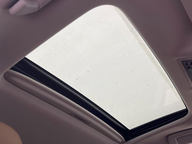 【サンルーフ】開放感たっぷりの希少装備、サンルーフが装着されています!車内に明かりを取り入れたり景色を楽しむ以外にも、車内の空気も簡単に換気できて快適です!