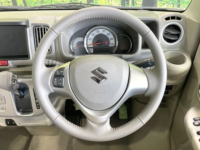 �C���e���A�ɍ��킹���f�U�C���̃X�e�A�����O�́A�^�]�������̂��Ƃ��l���A�^�]���₷���`��A�傫���ł��B�����x�A���ۂɐG���Ă��m���߂��������B