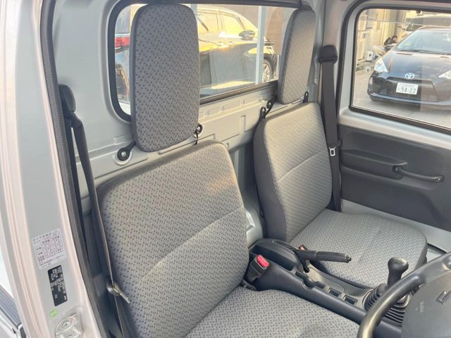 運転席シート廻りは使用感も少なく、良好な状態となっています。丁寧に使われていたことがよくわかりますね。