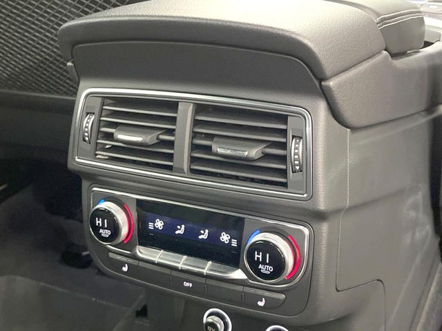 ●前席中列シートヒーター:高級感あふれるレザーシートに、前席・後席にシートヒーターを搭載しております。