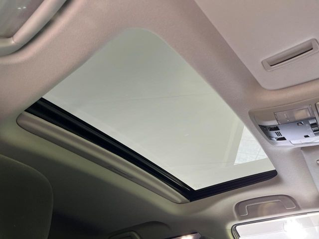 【サンルーフ】開放感たっぷりの希少装備、サンルーフが装着されています!車内に明かりを取り入れたり景色を楽しむ以外にも、車内の空気も簡単に換気できて快適です!