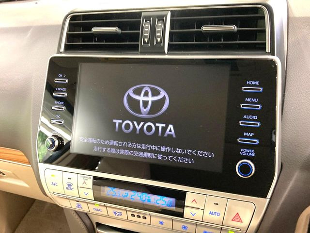 【メーカー純正ナビ】インテリアに溶け込むスタイリッシュな「専用設計」メーカーナビを装備♪視認性や操作性など基本性能にも優れ、より上質なカーライフをお楽しみいただけます。