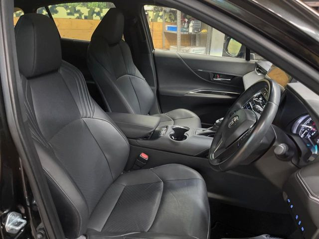 【黒革シート】上質な本革を使用し、高級感あふれる黒革シート。常に体に触れる部分だから、座り心地の良さにはこだわりたいですね♪汚れの付着や劣化を抑制する内装コーティング施工もおススメですよ♪