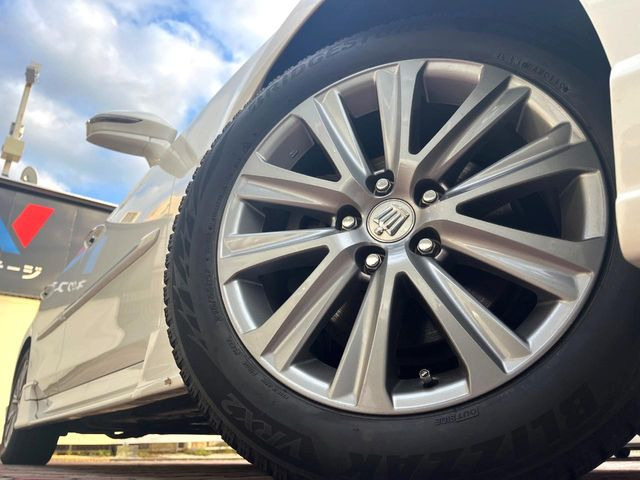 �y����17�C���`�A���~�z�C�[���z�O�ςɃ}�b�`���������A���~�z�C�[���𑕒����Ă���܂��B�e��ЊO�A���~�z�C�[����A�X�^�b�h���X�^�C�����戵�����Ă���܂��B���񂲑��k����������