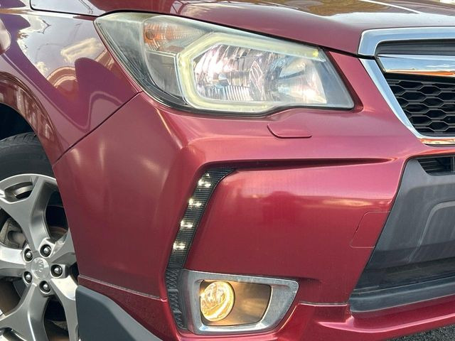 【HIDヘッドライト】非常に明るく前方を照らしてくれるので、悪天候や夜間の走行時も視界良好で安心してお乗りいただけます。