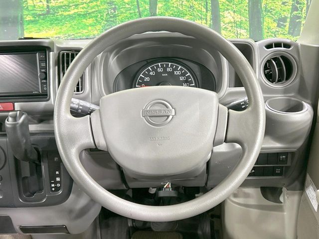 �C���e���A�ɍ��킹���f�U�C���̃X�e�A�����O�́A�^�]�������̂��Ƃ��l���A�^�]���₷���`��A�傫���ł��B�����x�A���ۂɐG���Ă��m���߂��������B