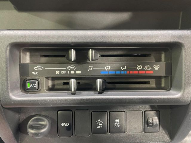 寒い冬も暑い夏も全席に快適な空調を届けてくれる、ダイヤル式エアコンを装備♪