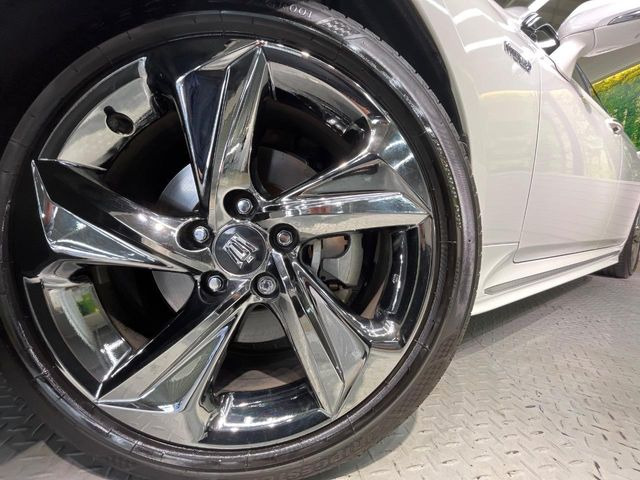 【純正18インチアルミホイール】外観にマッチした純正アルミホイールを装着しております。各種社外アルミホイールや、スタッドレスタイヤも取扱いしております。是非ご相談ください♪