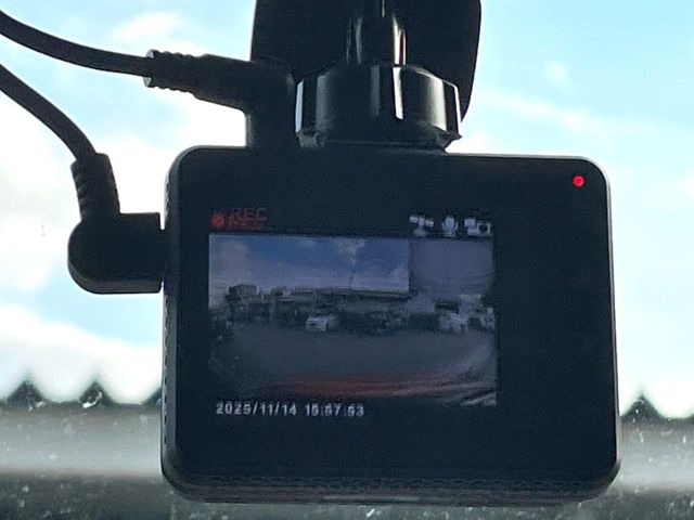 【ドライブレコーダー】安心・安全なカーライフに必須のドライブレコーダーを装備!走行中はもちろん、あおり運転や事故に遭遇した際の状況も映像で記録し、万一のリスクに備えます。