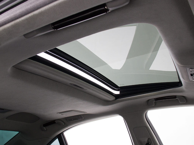 ★人気装備のサンルーフ!様々なドライブシーンで活躍してくれます!!開放感ある車内空間は気持ちがいいですよ!