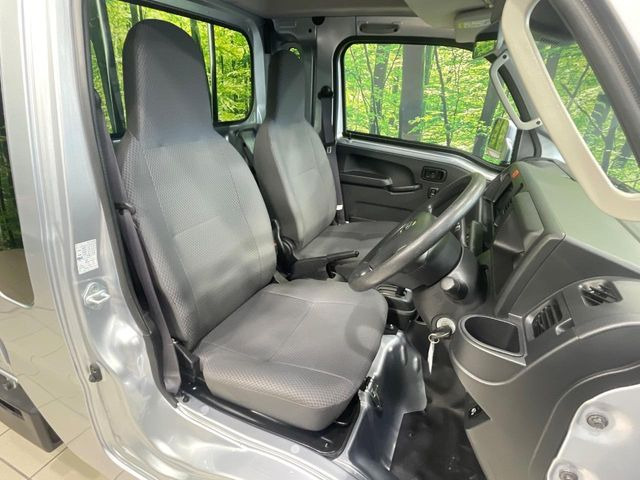 運転席シート廻りは使用感も少なく、良好な状態となっています。丁寧に使われていたことがよくわかりますね。