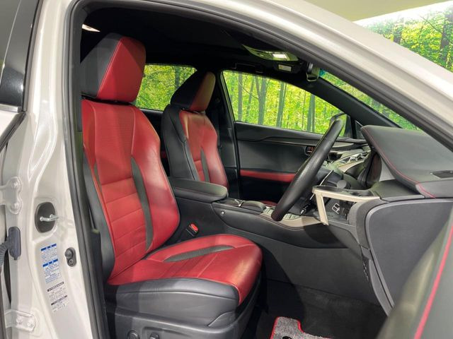 【本革シート】上質な本革を使用し、高級感あふれる本革シート。常に体に触れる部分だから、座り心地の良さにはこだわりたいですね♪汚れの付着や劣化を抑制する内装コーティング施工もおススメですよ♪