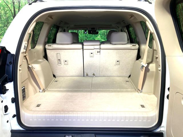 ラゲッジルームは、大容量のスペースを確保。普段のお買い物からレジャーまで、幅広く活躍してくれます!また、リアシートを倒すことでバリエーション豊かにお使いいただけます。