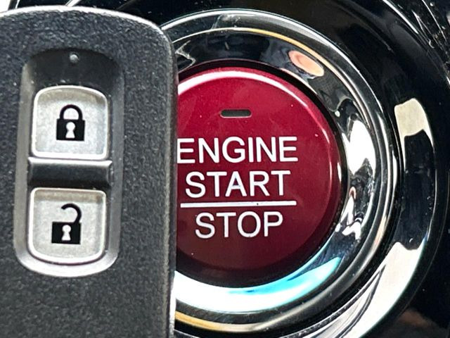 �yHonda�X�}�[�g�L�[�z�J�o����|�P�b�g�ɓ��ꂽ�܂܂ł��h�A�̎{���E�������\�ȃX�}�[�g�L�[�𑕔��B�G���W���̃I���E�I�t�����J�M�����o���K�v����������Ƃ��Ă��֗��ł���