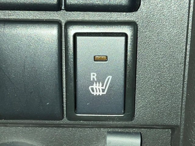 【シートヒーター】寒い日に重宝するシートヒーター!エアコンより早く温まってくれるので寒がりの人も安心ですね♪エアコンの温風は乾燥するから苦手、という方にもをおすすめです。