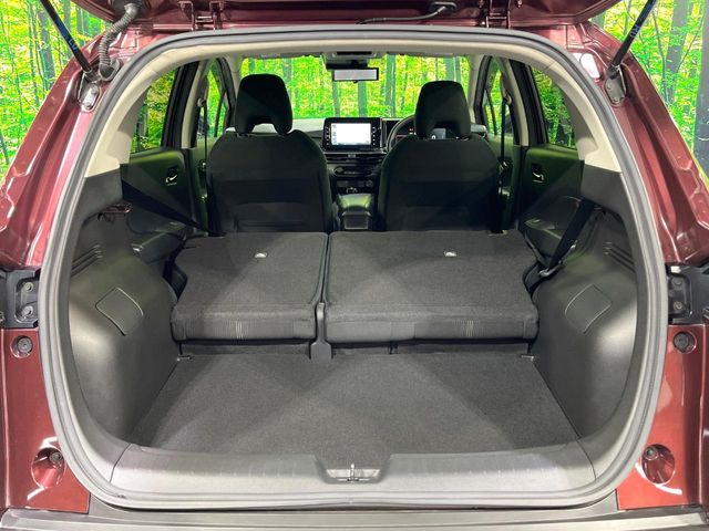 ���i�̂���������ʋ΁A���}���ɏ\���ȉ׎��X�y�[�X���m�ۂ��Ă���܂��B�Z�J���h�V�[�g��|���ƁA�傫�ȉו��̐ύڂ��\�ł���