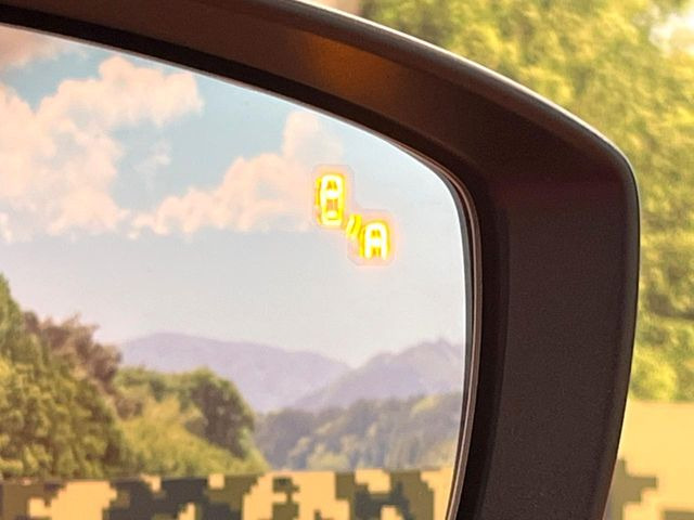 【ブラインドスポットモニタリング】走行中、ドアミラーの死角になりやすい箇所に後続車が接近するとサイドミラー付近に警告を表示、ドライバーに注意喚起をしてくれます。