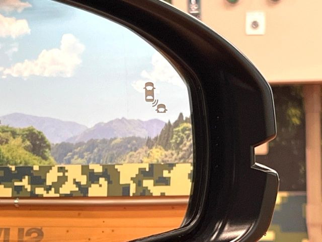 【ブラインドスポットインフォメーション】走行中、ドアミラーの死角になりやすい箇所に後続車が接近するとサイドミラー付近に警告を表示、ドライバーに注意喚起をしてくれます。