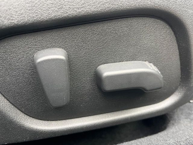 【パワーシート】スイッチ一つで簡単にシートの微調整が可能!電動だから力もいりません!快適なシートポジションにセットして、快適なドライブをお楽しみください。