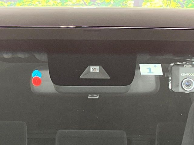 【トヨタセーフティセンス】走行中に前方の車両等を認識し、衝突しそうな時は警報とブレーキで衝突回避と被害軽減をアシスト。より安全にドライブをお楽しみいただけます。