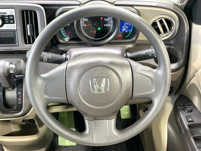 �C���e���A�ɍ��킹���f�U�C���̃X�e�A�����O�́A�^�]�������̂��Ƃ��l���A�^�]���₷���`��A�傫���ł��B�����x�A���ۂɐG���Ă��m���߂��������B