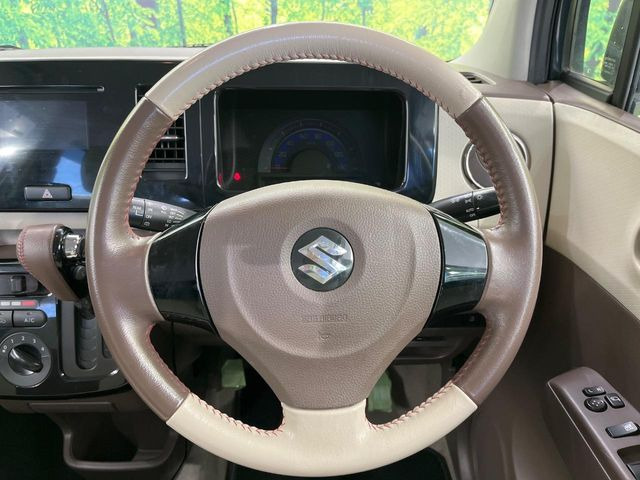 �C���e���A�ɍ��킹���f�U�C���̃X�e�A�����O�́A�^�]�������̂��Ƃ��l���A�^�]���₷���`��A�傫���ł��B�����x�A���ۂɐG���Ă��m���߂��������B