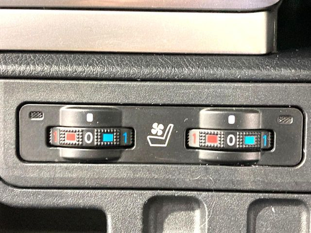 【シートベンチレーション】夏場は涼しい風でお尻や背中の熱やムレを防ぎ、冬はエアコンよりも早く温まってポカポカに!レザーシートにうれしい装備で、季節を問わず快適に過ごせます。